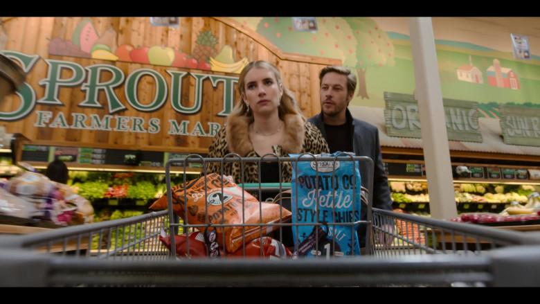 Sprouts Farmers Market Store and Chips of Emma Roberts as Sloane in Holidate (2020)