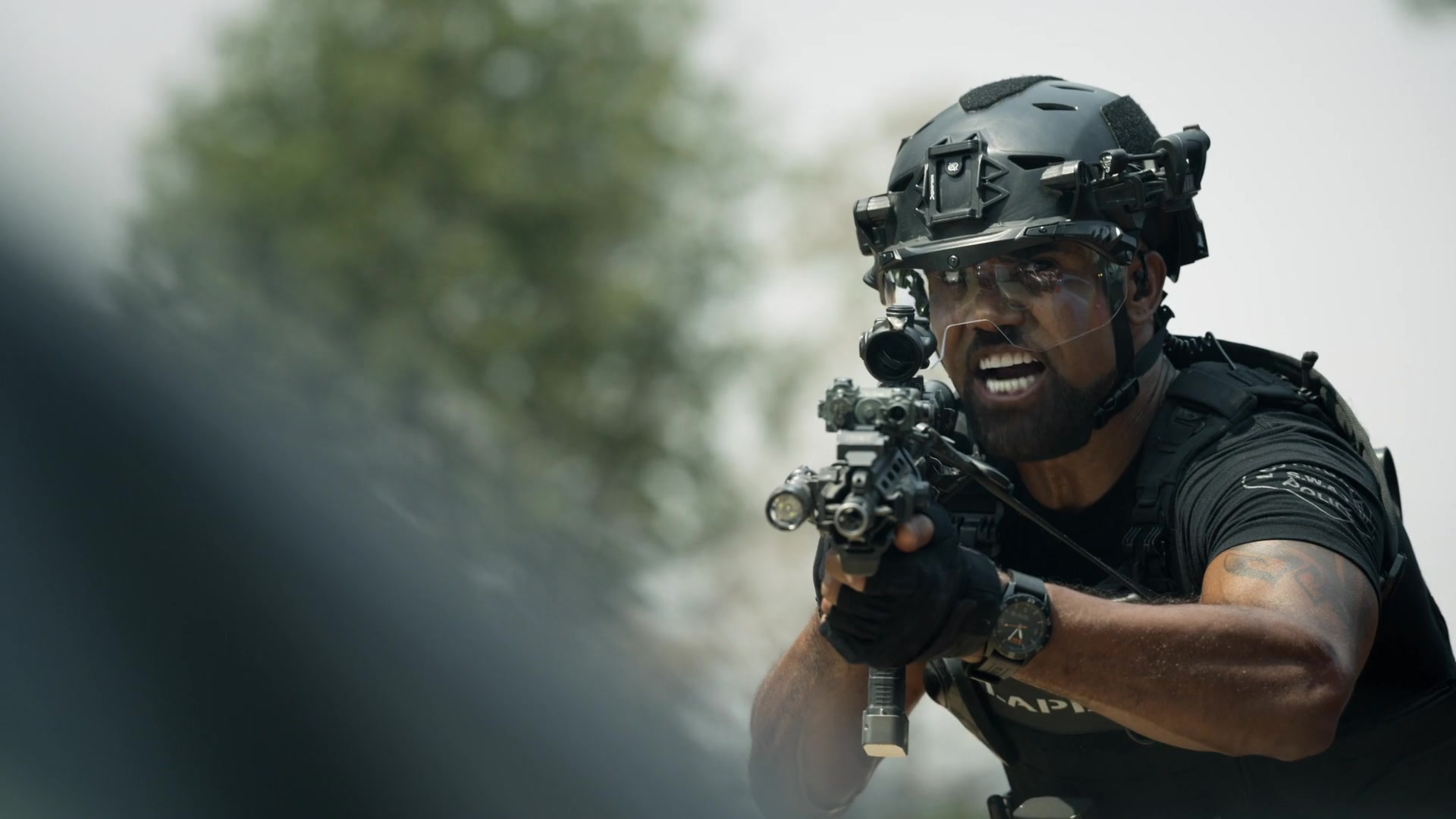 5.11 Field Watch en Noir porté par Daniel 'Hondo' Harrelson (Shemar  Moore) comme on le voit dans les tenues de la série télévisée SWAT (Saison 5  Épisode 7)