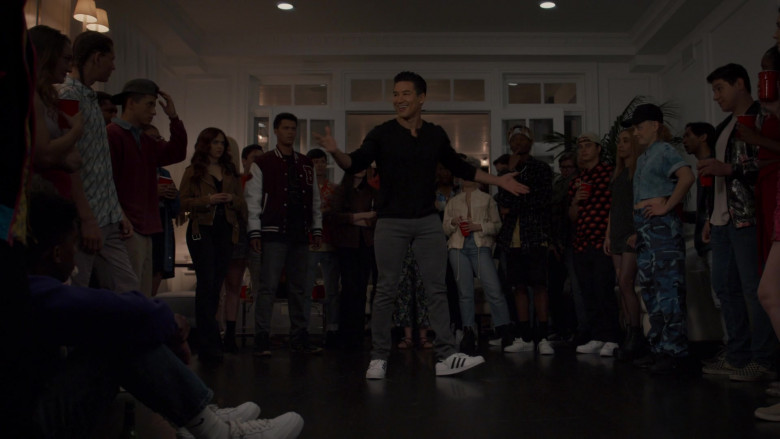 Adidas Shoes of Mario Lopez as A.C. Slater in Saved by the Bell S01E07 House Party (2020)
