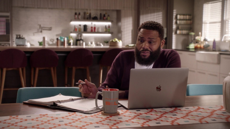 Apple MacBook Laptop of Actor Anthony Anderson as Dre Johnson in Black-ish S07E04 (2)