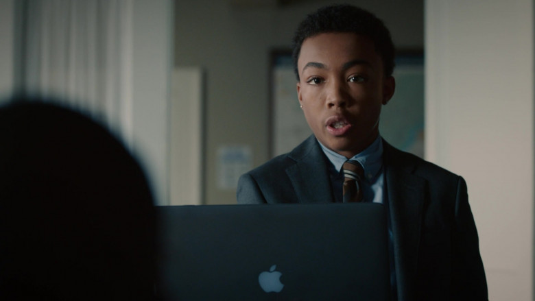 Apple MacBook Laptop of Asante Blackk as Malik Hodges in This Is Us S05E04 TV Show (2)
