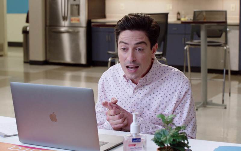 Apple MacBook Laptop of Ben Feldman as Jonah Simms in Superstore S06E04 TV Show (2)