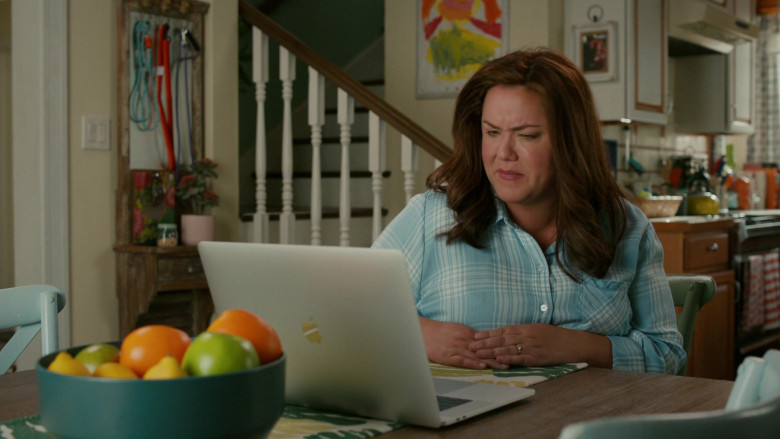 Apple MacBook Laptop of Katy Mixon in American Housewife S05E02 Psych (2020)