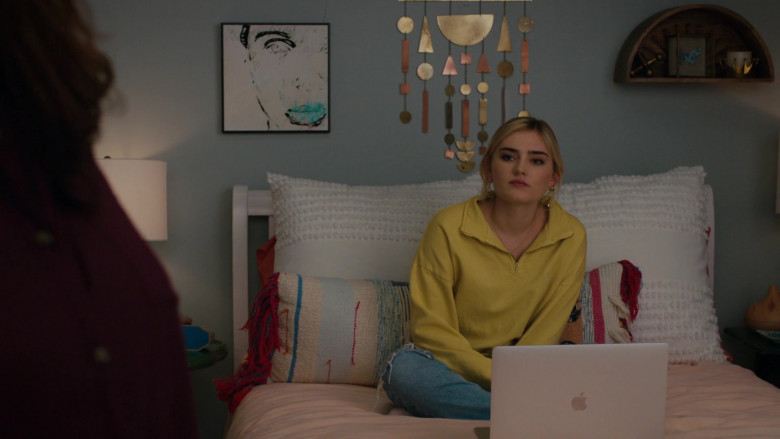 Apple MacBook Pro 15 inch Laptop of Meg Donnelly as Taylor in American Housewife S05E03 Coupling (2020)