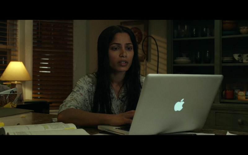 Apple MacBook Pro Laptop of Freida Pinto as Usha in Hillbilly Elegy