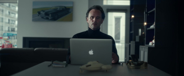 Apple MacBook Pro Laptop of Walton Goggins as Skinny Man in Fatman 2020 Movie (1)