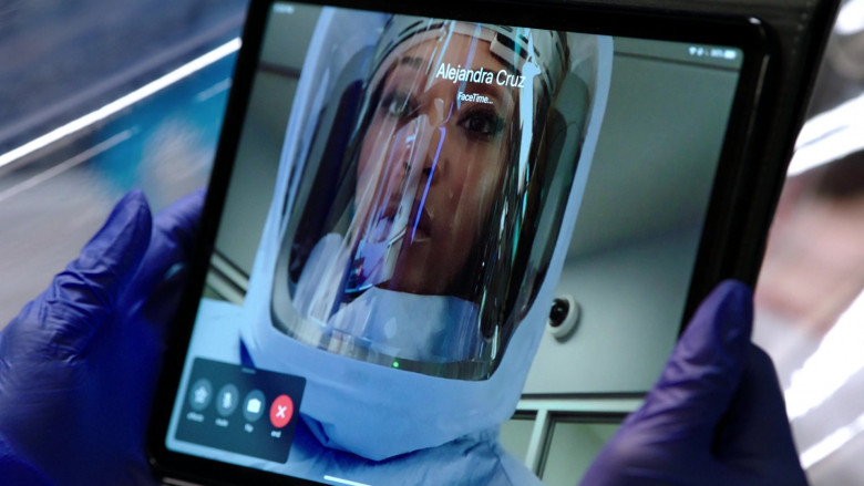 Apple iPad Tablet and FaceTime Videotelephony Used by Yaya DaCosta as April Sexton in Chicago Med S06E02