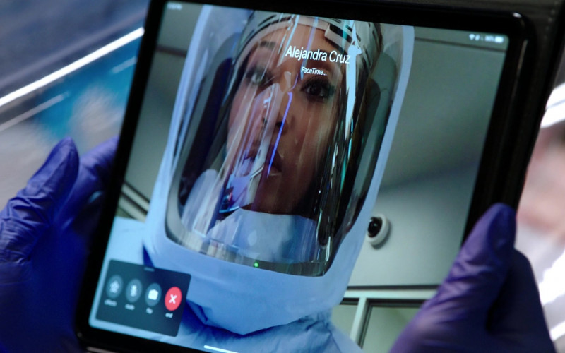 Apple iPad Tablet and FaceTime Videotelephony Used by Yaya DaCosta as April Sexton in Chicago Med S06E02