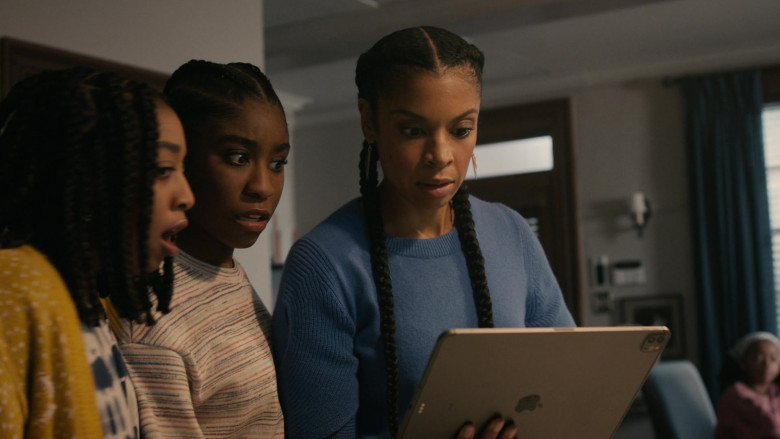 Apple iPad Tablet of Susan Kelechi Watson as Beth (Clarke) Pearson in This Is Us S05E04 Honestly (2020)