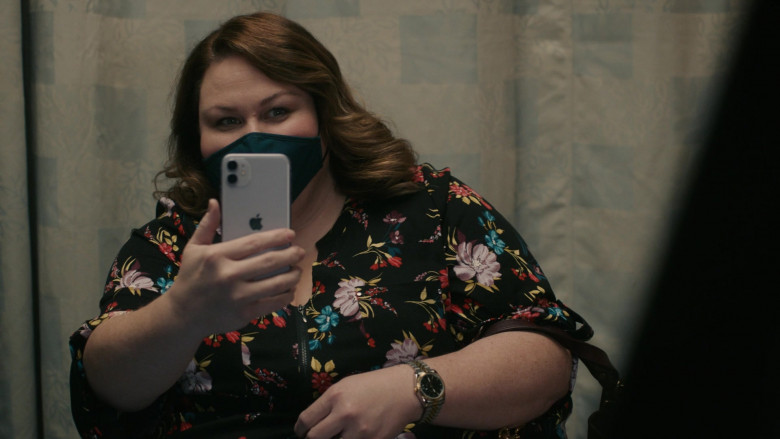 Apple iPhone Smartphone of Chrissy Metz as Kate in This Is Us S05E04 TV Show (1)