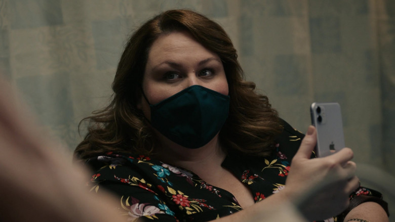 Apple iPhone Smartphone of Chrissy Metz as Kate in This Is Us S05E04 TV Show (2)