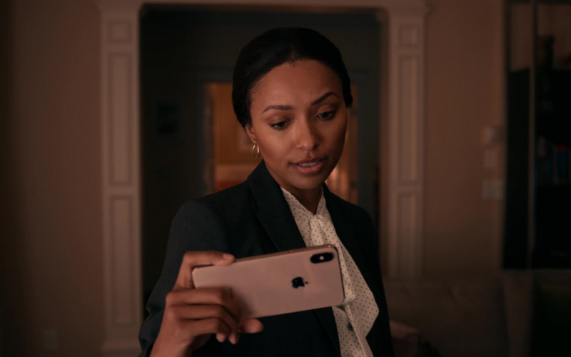 Apple iPhone Smartphone of Kat Graham as Erica Miller in Operation Christmas Drop (2020)