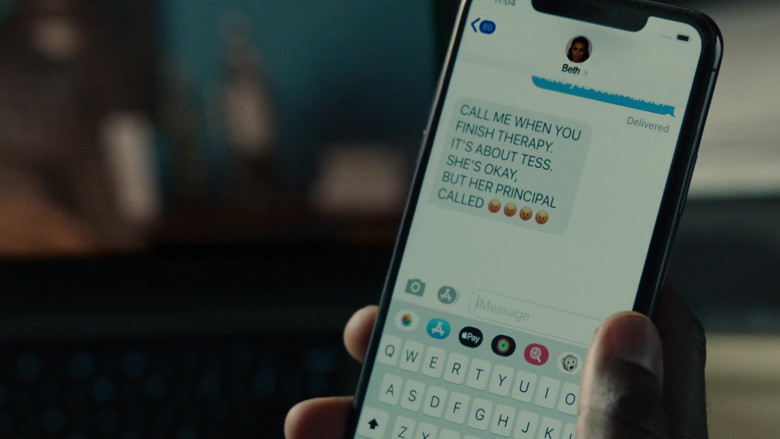 Apple iPhone Smartphone of Sterling K. Brown as Randall Pearson in This Is Us S05E03 Changes (2020)
