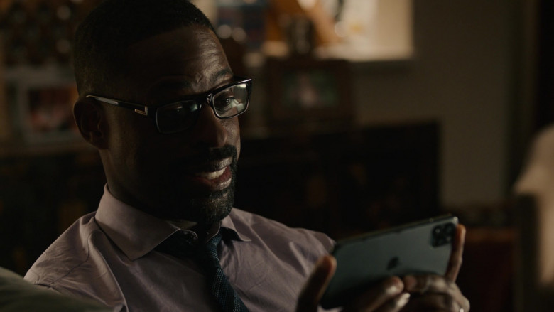 Apple iPhone Smartphone of Sterling K. Brown as Randall in This Is Us S05E04 Honestly (2020)