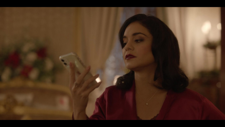 Apple iPhone Smartphone of Vanessa Hudgens in The Princess Switch Switched Again (2020)