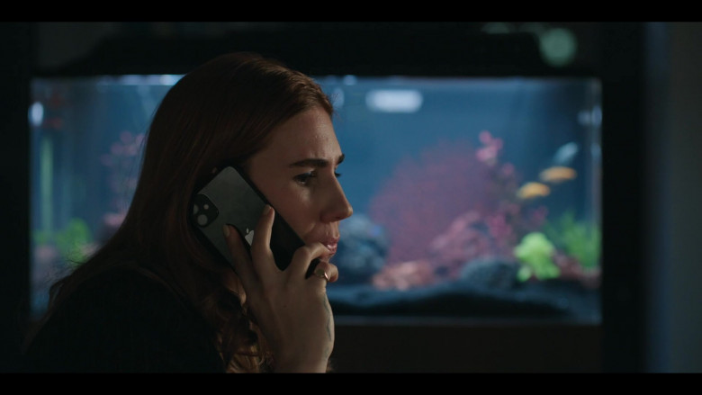 Apple iPhone Smartphone of Zosia Mamet as Annie in The Flight Attendant S01E01