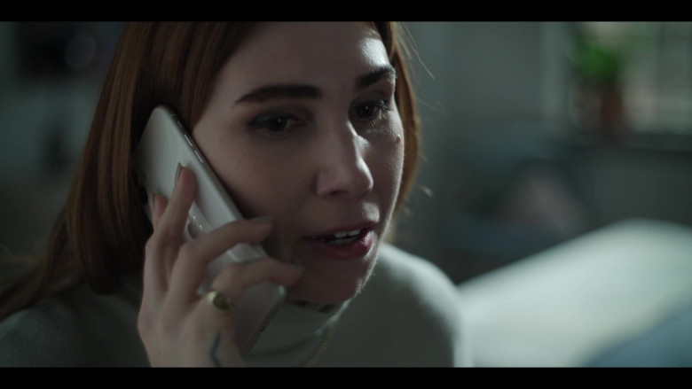 Apple iPhone Smartphone of Zosia Mamet as Annie in The Flight Attendant S01E03 Funeralia (2020)