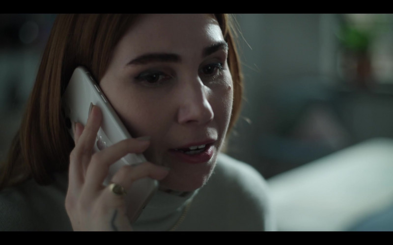 Apple iPhone Smartphone of Zosia Mamet as Annie in The Flight Attendant S01E03 Funeralia (2020)