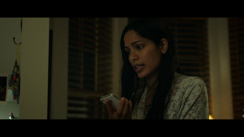 Apple iPhone White Smartphone of Freida Pinto as Usha in Hillbilly Elegy (1)