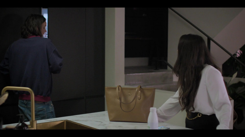 Coach Shoulder Bag of Marisa Abela as Yasmin in Industry S01E03