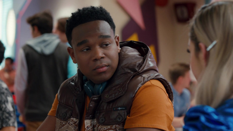 Enyce Brown Down Vest of Dexter Darden as Devante Young in Saved by the Bell S01E04 (1)