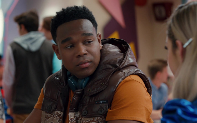 Enyce Brown Down Vest of Dexter Darden as Devante Young in Saved by the Bell S01E04 (1)