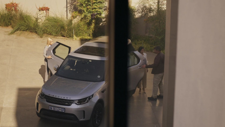 Land Rover Discovery Cars in Professionals S01E02 TV Show (2)