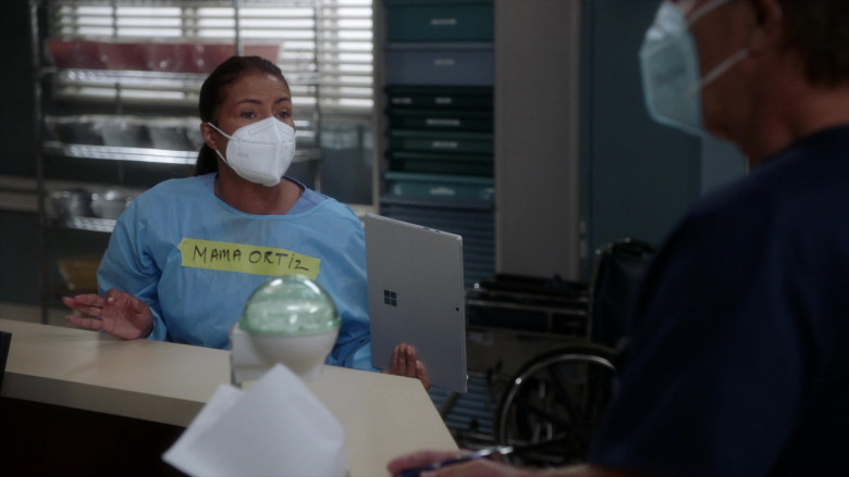 Microsoft Surface Tablets in Grey's Anatomy S17E03 TV Show (5)