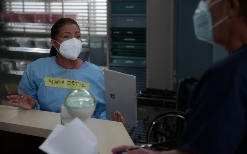 Microsoft Surface Tablets in Grey's Anatomy S17E03 TV Show (5)