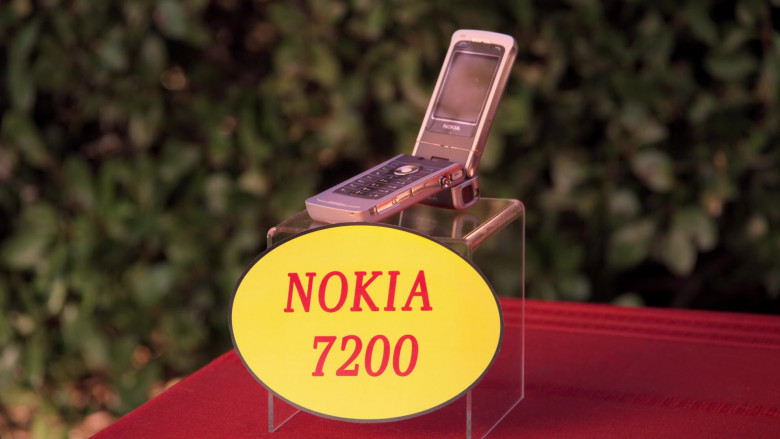 Nokia 7200 Mobile Phone in Aunty Donna’s Big Ol’ House of Fun S01E01 Housemates (2020)