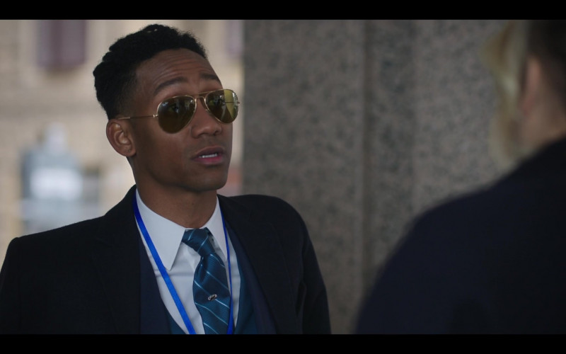Ray-Ban Aviator Sunglasses of Griffin Matthews as Shane in The Flight Attendant S01E03