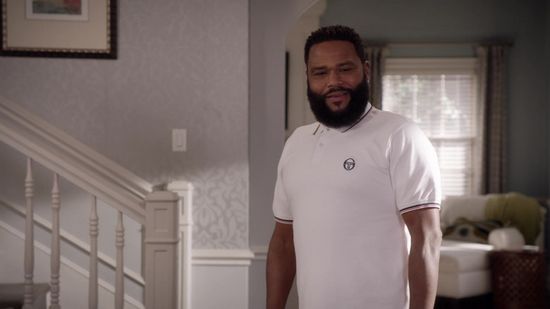 Sergio Tacchini White Polo Shirt Outfit of Anthony Anderson as Andre ‘Dre' Johnson in Black-ish S07E04 (2)