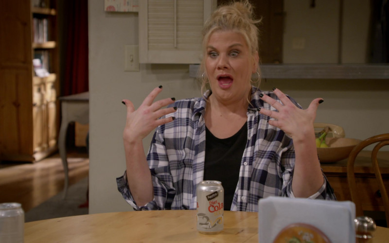Signature SELECT Soda Diet Cola of Kristen Johnston as Tammy Diffendorf in Mom S08E03 "Tang and a Safe Space for Everybody" (2020)