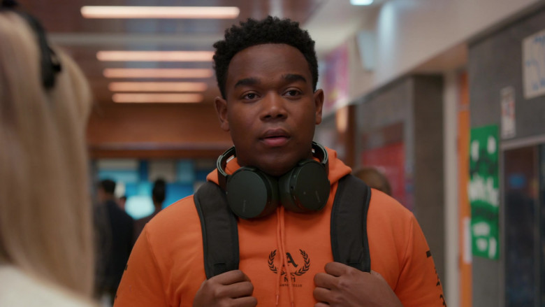 Sony Headphones of Dexter Darden as Devante Young in Saved by the Bell S01E02 Clubs and Cliques (2020)