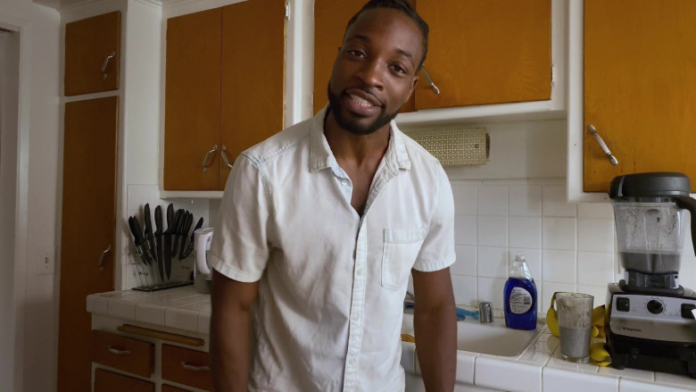 Vitamix Blender of Preacher Lawson as Ben in Connecting… S01E06 Day 135 (2020)