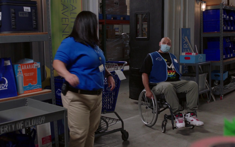 Yeti Cooler Bag in Superstore S06E03 (1)