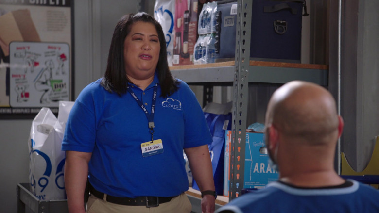 Yeti Cooler Bag in Superstore S06E03 (2)