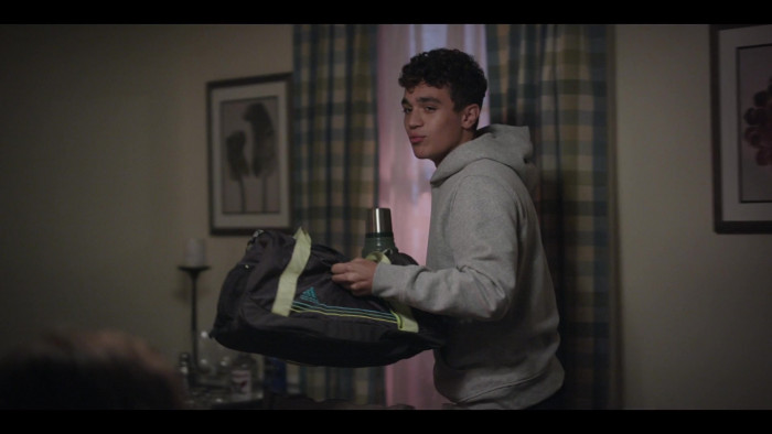 Films Et Séries Tv Avec David Iacono Adidas Bag Of David Iacono As Eli Briscoe In The Flight Attendant