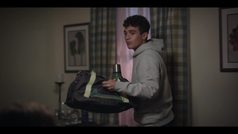 Adidas Bag of David Iacono as Eli Briscoe in The Flight Attendant S01E06 After Dark (2020)