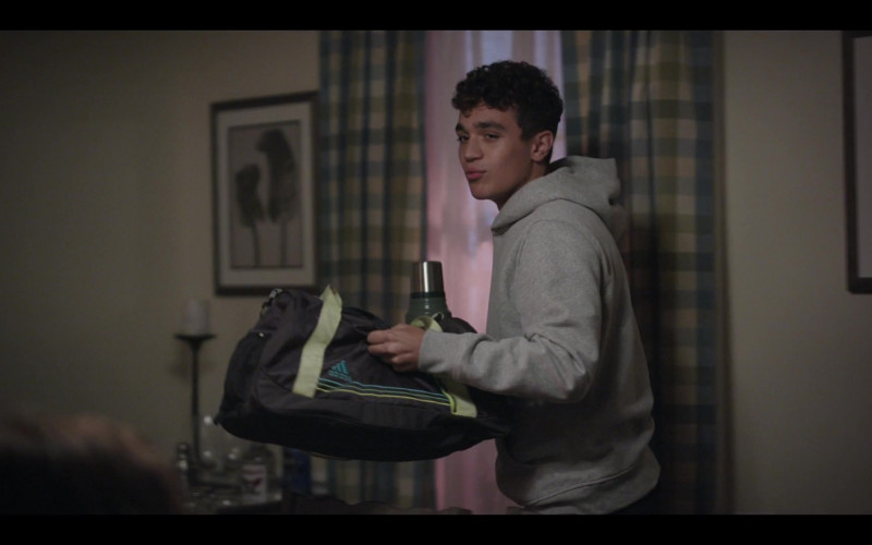 Adidas Bag of David Iacono as Eli Briscoe in The Flight Attendant S01E06 After Dark (2020)