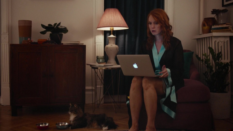 Apple MacBook Laptop of Alicia Witt as Wren Cosgrove in Modern Persuasion (2)