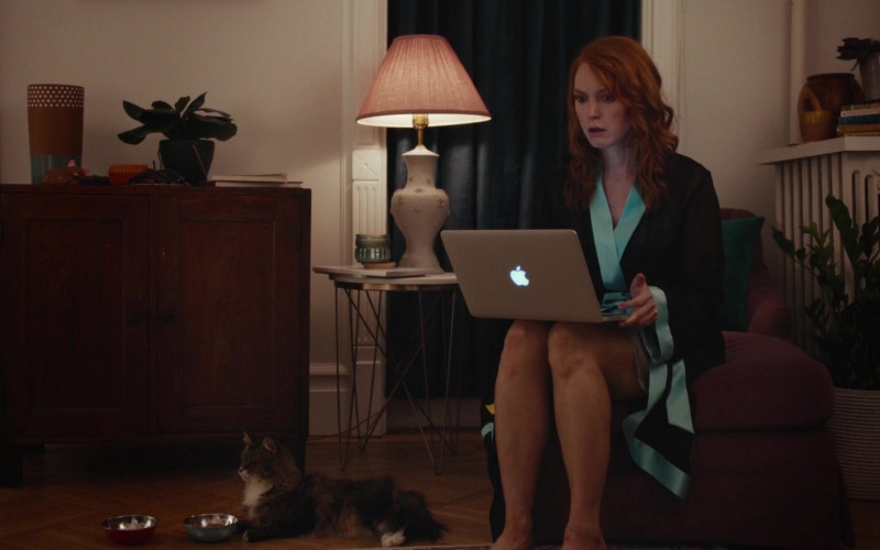 Apple MacBook Laptop of Alicia Witt as Wren Cosgrove in Modern Persuasion (2020)