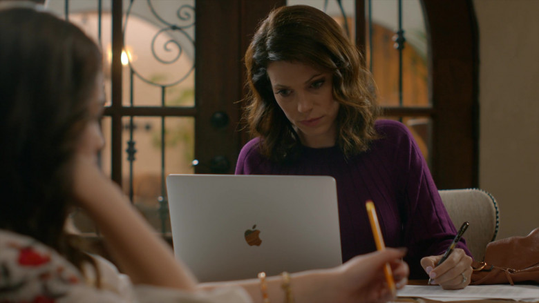 Apple MacBook Laptop of Courtney Henggeler as Amanda LaRusso in Cobra Kai S01E09 (1)