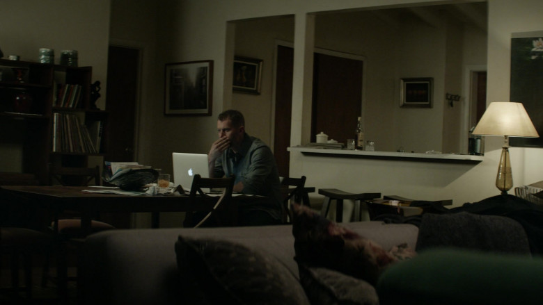 Apple MacBook Laptop of James Badge Dale as James Lasombra in The Empty Man (1)