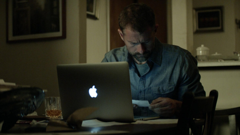 Apple MacBook Laptop of James Badge Dale as James Lasombra in The Empty Man (2)