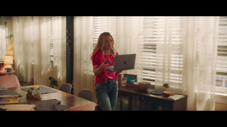 Apple MacBook Laptop of Jessica Rothe as Jennifer Carter in All My Life (2)