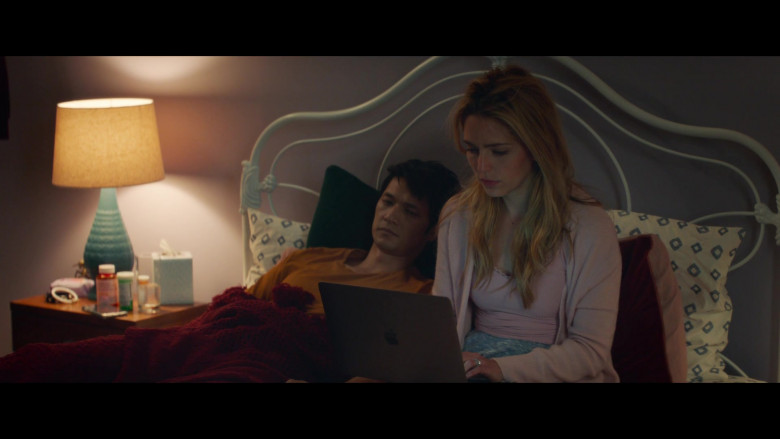 Apple MacBook Laptop of Jessica Rothe as Jennifer Carter in All My Life (3)