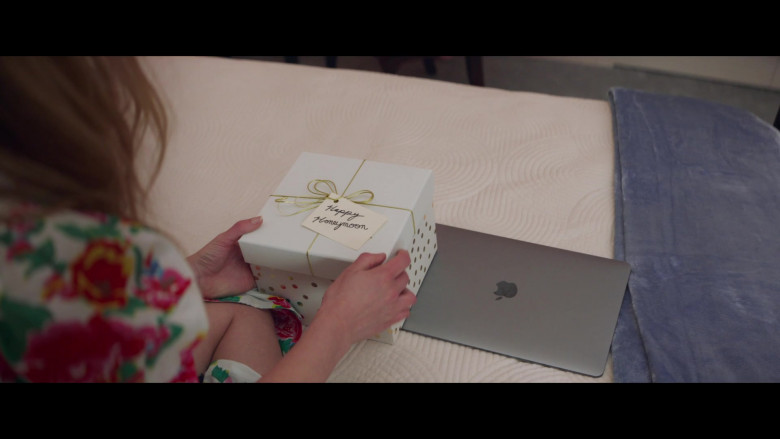 Apple MacBook Laptop of Jessica Rothe as Jennifer Carter in All My Life (4)