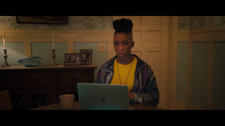 Apple MacBook Laptop of Portia Bartley as Internet Student in The Prom (2020)