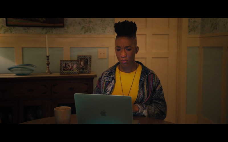 Apple MacBook Laptop of Portia Bartley as Internet Student in The Prom (2020)
